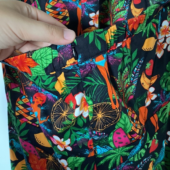 Lindy Bop halter dress with built in cups - Picture 5 of 6